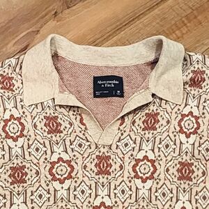 Abercrombie & Fitch Cream and Red Casual Knit Shirt Medium